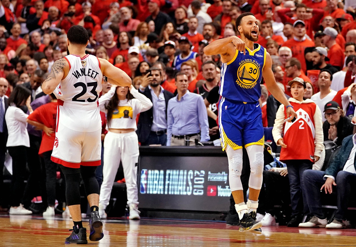 Con người chứ nào phải cỏ cây, Stephen Curry đã khóc khi thấy Kevin Durant ngã xuống Con người chứ nào phải cỏ cây, Stephen Curry đã khóc khi thấy Kevin Durant ngã xuống